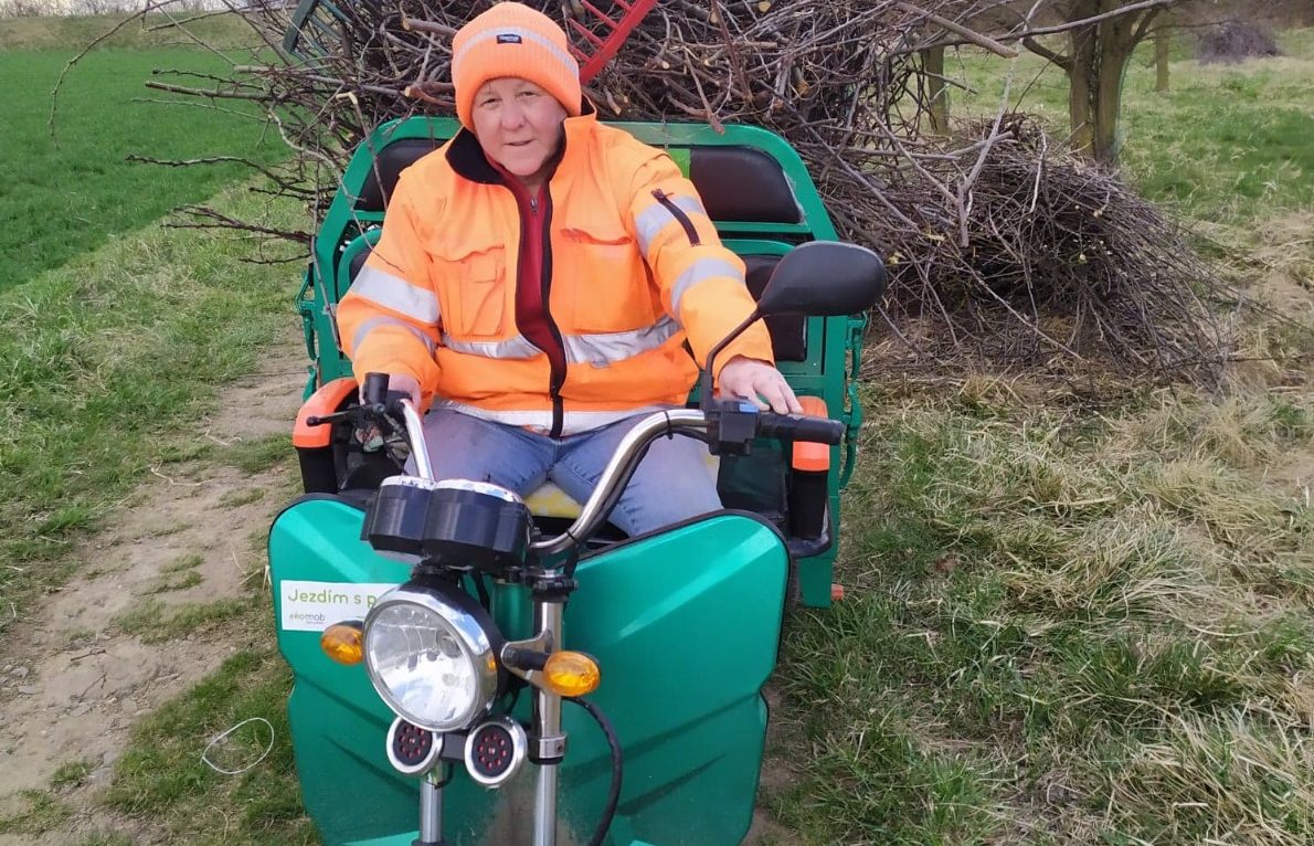 Místní občanka využívající tříkolku na svoz chroští z okolních polností. Zajímavostí je, že z vozidla bylo i při této zátěži možno vymáčknout jeho maximální rychlost. 