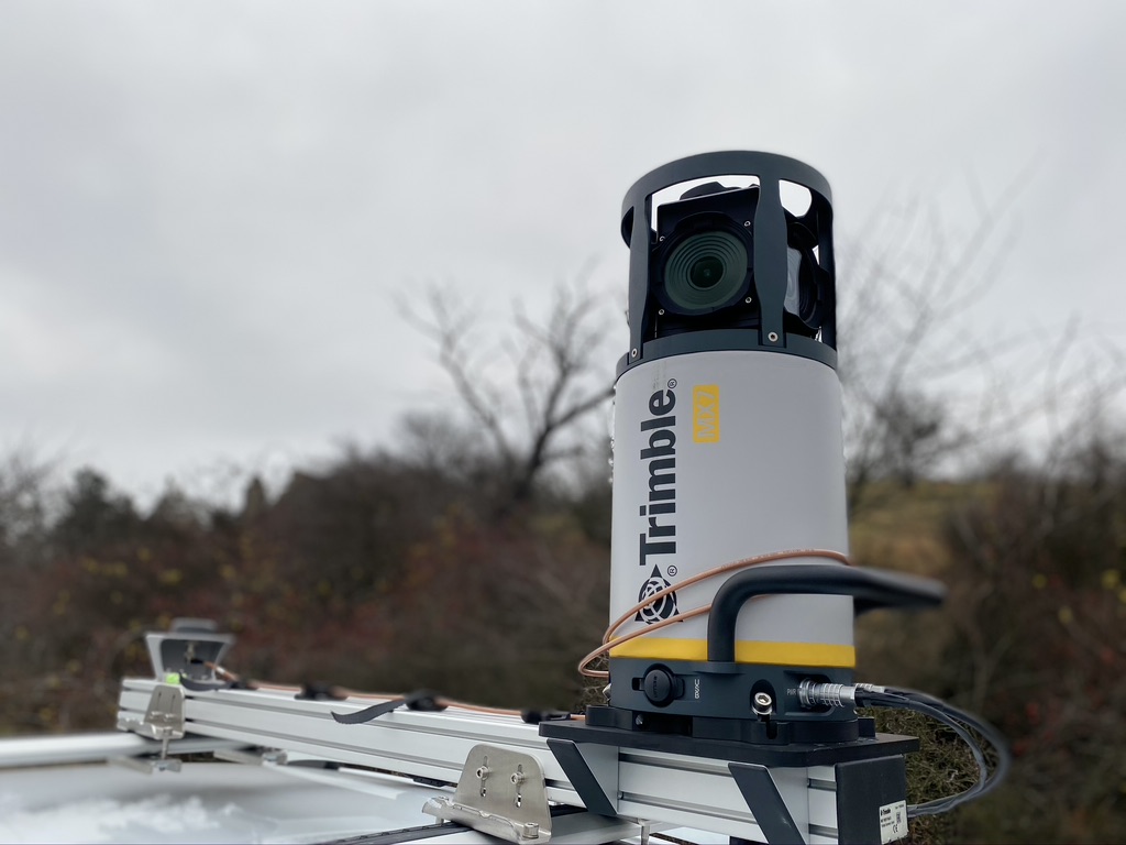 Kamera na střechu auta provádějící scaning pro digitální model obce.