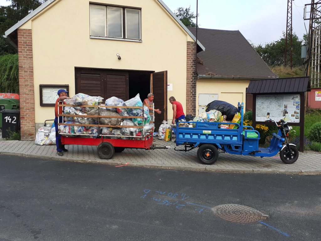 Elektromobilní užitková tříkolka v obci Polepy