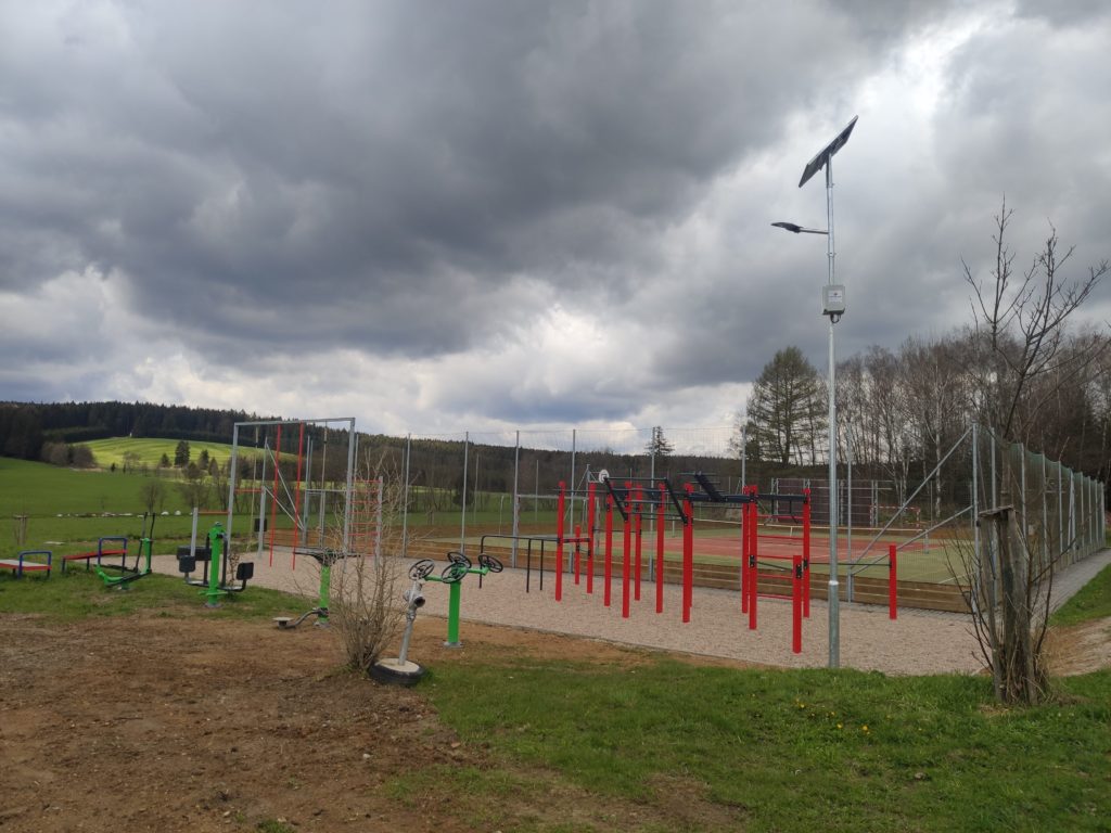 Samodobíjecí lampa 