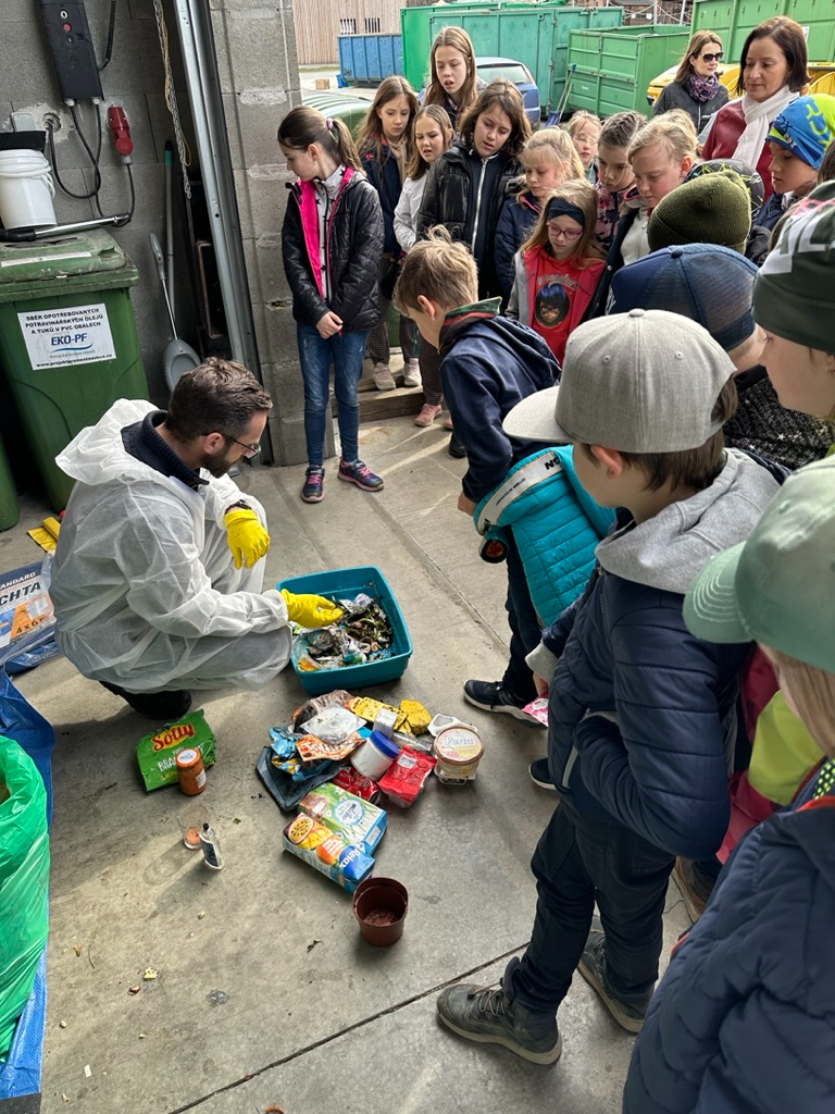 Odborný výklad pro žáky místní základní školy během odpadové analýzy v obci Trojanovice