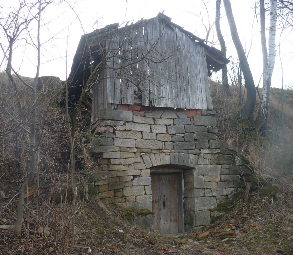 Poříčí u Litomyšle: rozpadající se "lednice" (stav před)